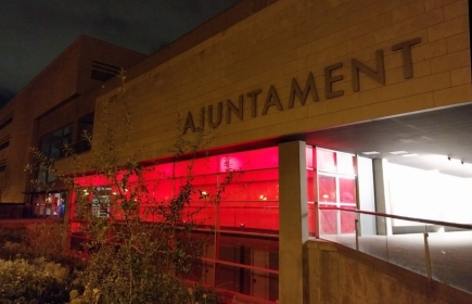 El Ayuntamiento de Salou ilumina su vestíbulo de color rojo el Día Mundial contra la Poliomielitis